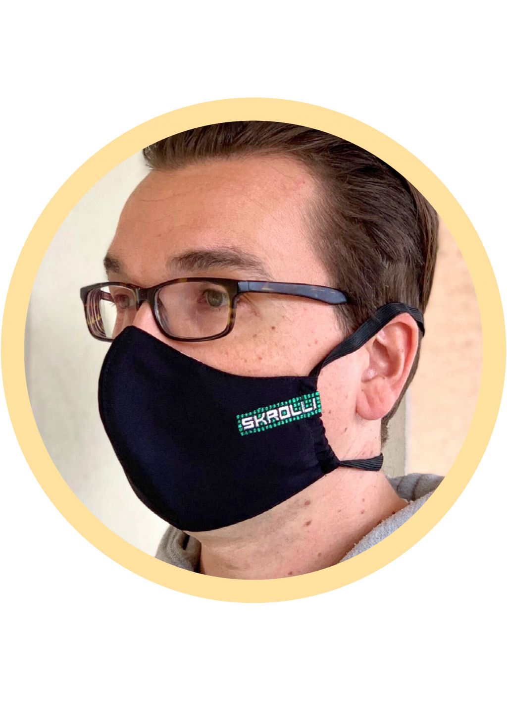 Skrolli kestokasvomaski (musta, logo vihreä)